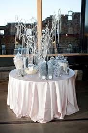 Candy bar mariage argentée, arbre décoratif centre de table avec guirlande de perles, guirlandes de faux dimants, pampilles